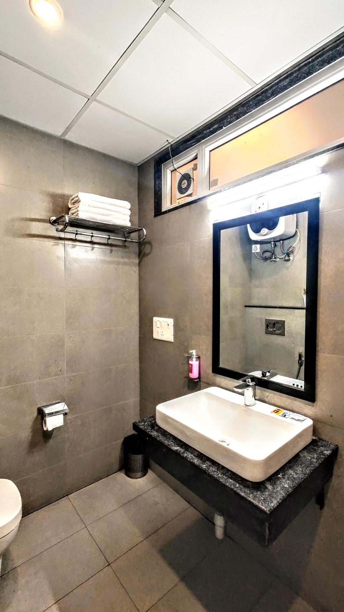 Mavens White Artemis Hospital Road Sector 52 Gurgaon Otel Dış mekan fotoğraf