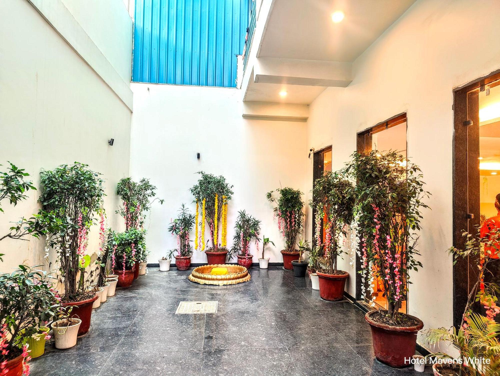 Mavens White Artemis Hospital Road Sector 52 Gurgaon Otel Dış mekan fotoğraf